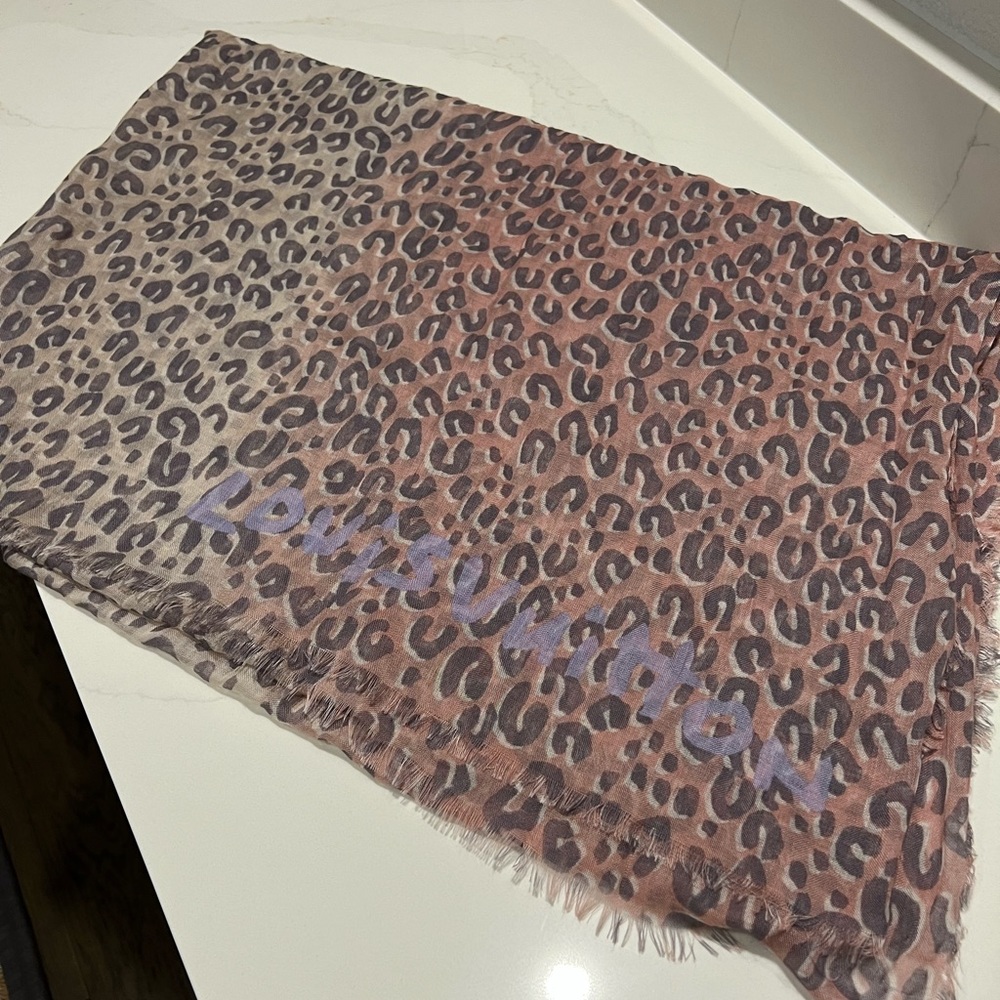 LOUIS VUITTON Cashmere Silk Leopard Estole Stole - Authentic with tag.